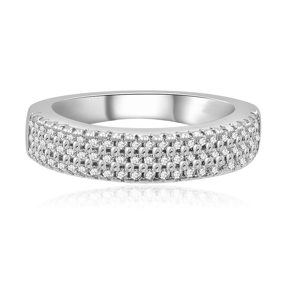 Vue de face de la bague de mariage en zircon cubique empilable, mettant en valeur sa finition en laiton plaqué rhodium et ses rangées de pierres CZ étincelantes.