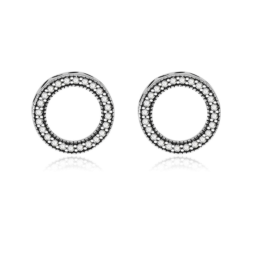 Een paar Mini Silver Circles Oorbellen gemaakt van 925 sterling zilver, met een cirkelontwerp bezaaid met sprankelende witte cubic zirconia.