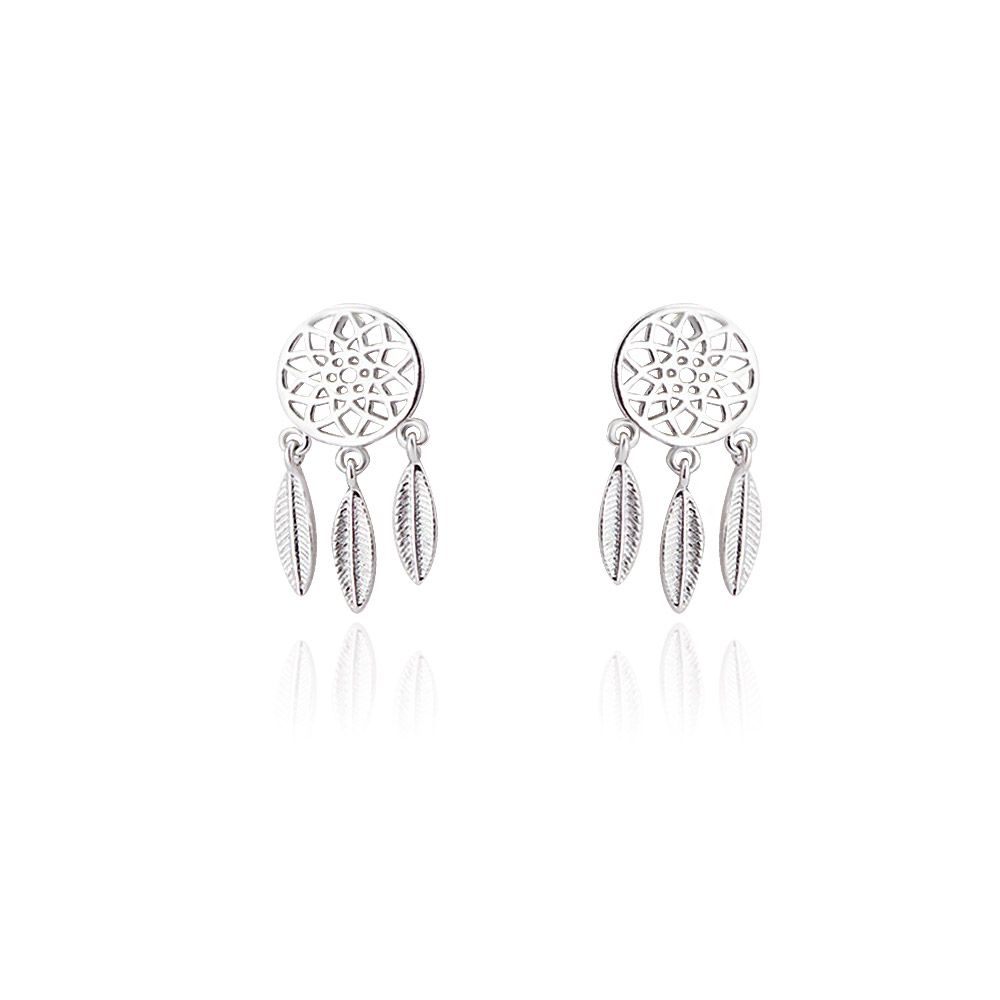 Une paire de boucles d'oreilles clous attrape-rêves en argent plaqué avec un design de toile complexe et trois charms en forme de plume pendants.