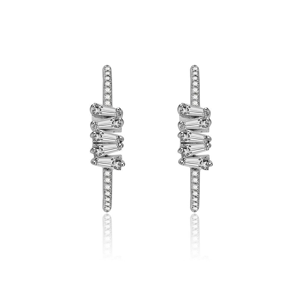Un par de elegantes pendientes semi aros de baguette hechos de metal plateado, con una fila de piedras de circonita cúbica transparente cortadas en baguette, que exhiben un diseño moderno.