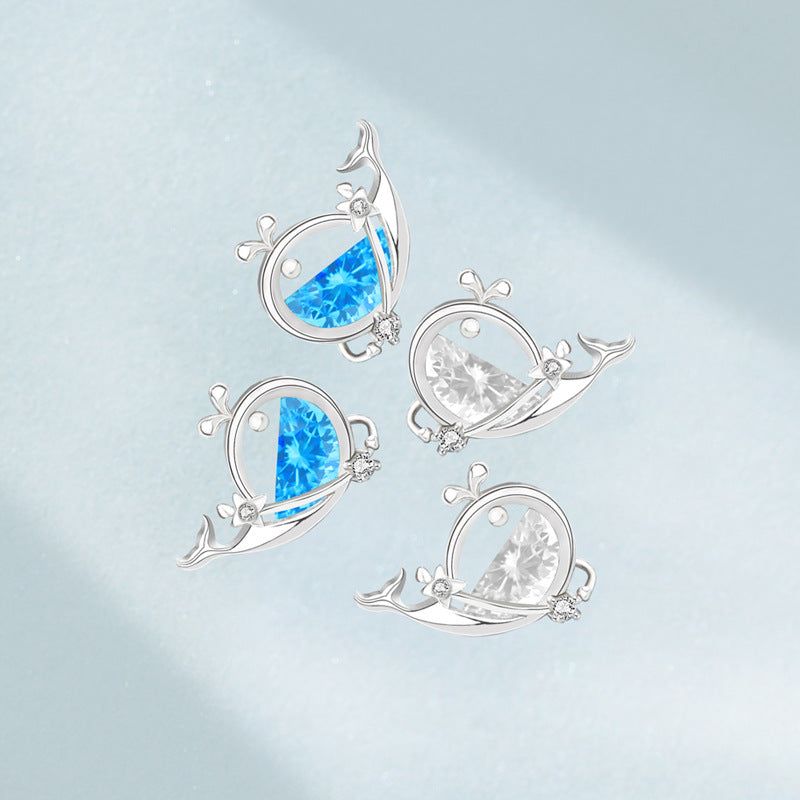Una vetrina promozionale del set di orecchini huggie in argento sterling 925 a forma di stella marina, che mostra più paia con gemme blu e bianche.