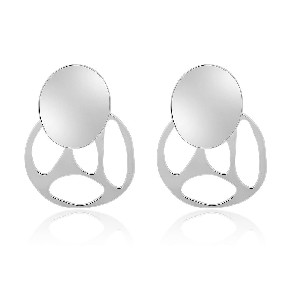 Un par de pendientes redondos calados de moda para mujeres en latón chapado en rodio, que muestran un diseño moderno con círculos abiertos pulidos.