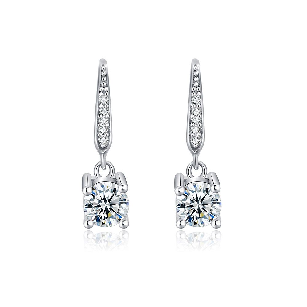 Une paire de boucles d'oreilles pendantes avec une seule pierre CZ claire, mettant en valeur le laiton plaqué rhodium et la pierre précieuse étincelante. Modèle BEP01-R-Z-00060.