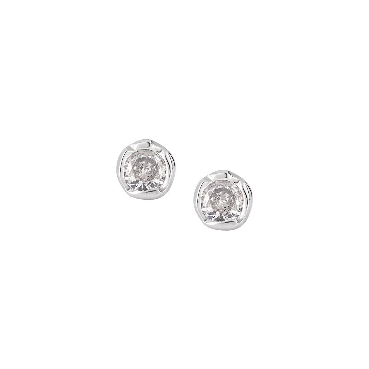Een paar minimalistische onregelmatige stud oorbellen in 925 sterling zilver met sprankelende CZ stenen, ideaal voor groothandel.
