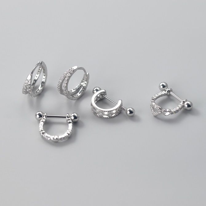 Una collezione di orecchini a cerchio in argento sterling 925 CZ in vari design eleganti, con pietre di zirconia cubica scintillanti.