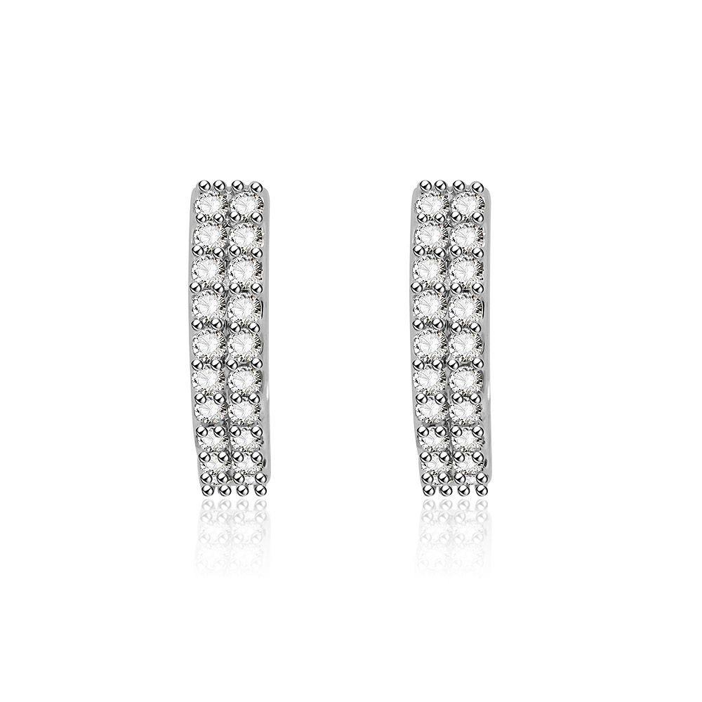 Une vue rapprochée des boucles d'oreilles huggie à pavé double rang, mettant en valeur les deux rangées de brillants pierres en zircon cubique blanc sur une base en laiton plaqué rhodium.
