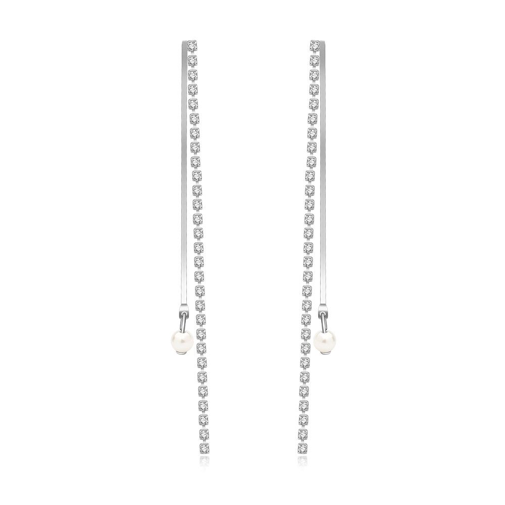 Une paire de boucles d'oreilles pendantes en perles barres scintillantes, mettant en avant la barre plaquée rhodium argentée sertie de zircon cubique clair et d'une perle blanche brillante à l'extrémité.