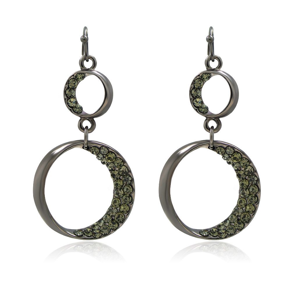 Un par de pendientes redondos de cristal gris carbón con coronas de strass plateadas, mostrando su elegante diseño colgante.