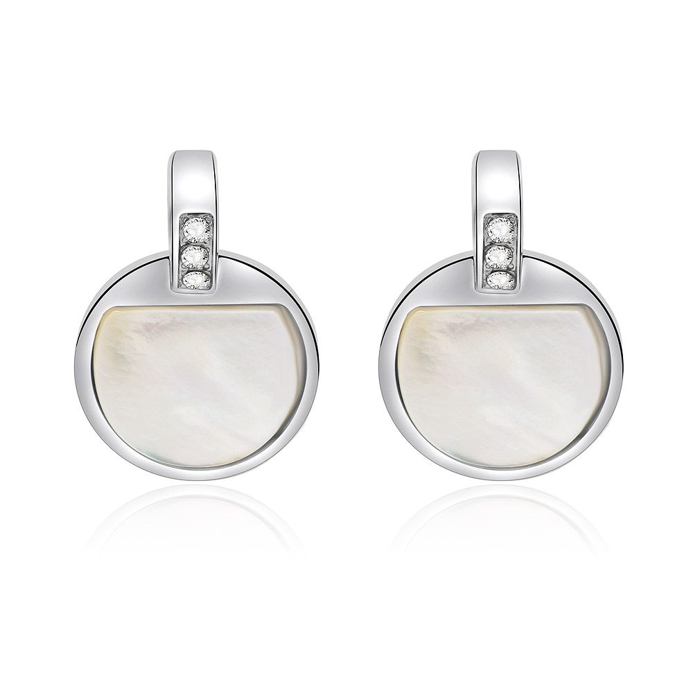 Une paire de clous d'oreilles en coquillage de cristal avec des accents en nacre et en cristal tchèque sur un fond blanc.