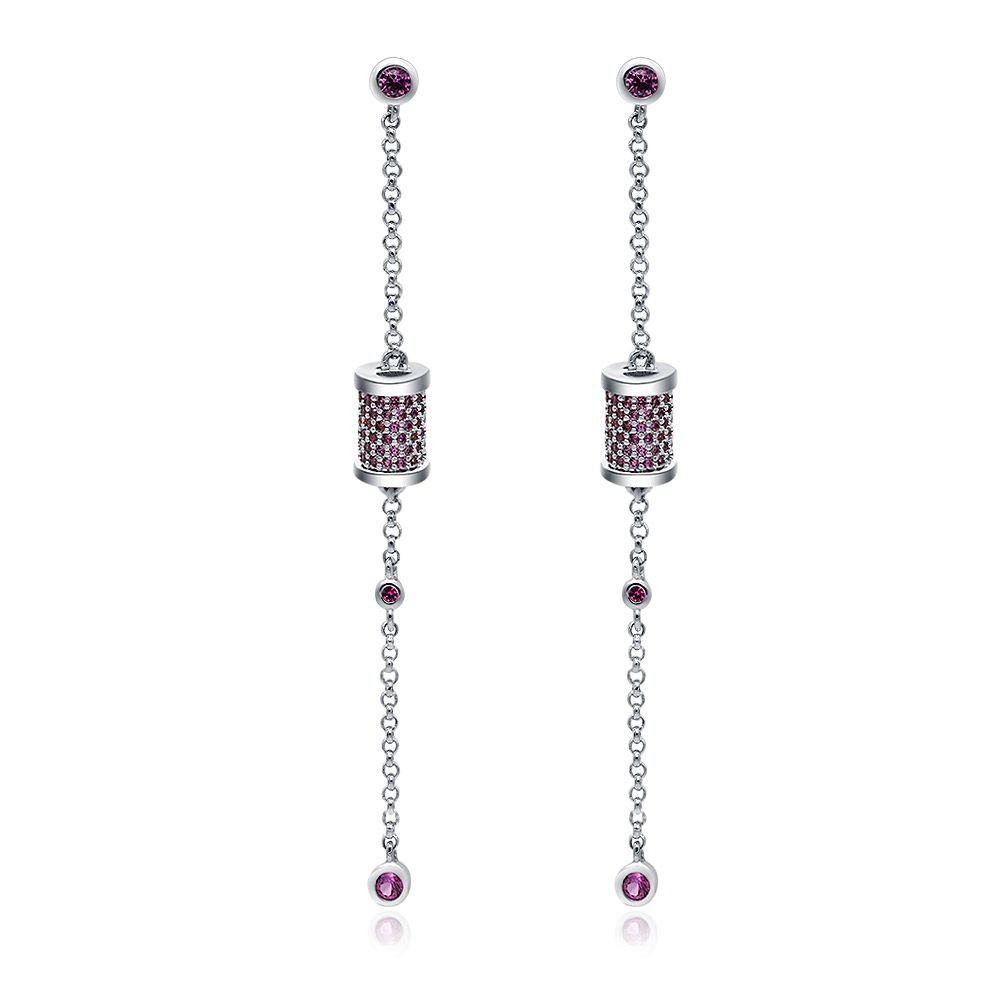 Une paire de boucles d'oreilles pendantes linéaires Élégance, en métal argenté avec des accents de zirconium cubique rose, présentant un design multi-composants avec une pierre précieuse en haut, une section cylindrique et des éléments de chaîne pendants.