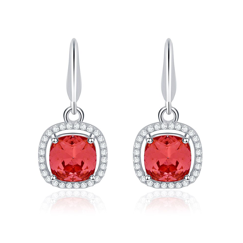 Um par de brincos de cristal vermelho Square Pave Cushion em prata esterlina 925, apresentando uma pedra preciosa vermelha central cercada por um pavê de cristais claros.