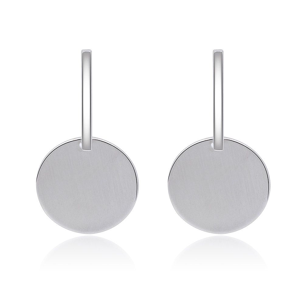 Vista frontal de los Pendientes Asimétricos Oxidados, con un diseño minimalista que presenta discos redondos de plata planos y ganchos cilíndricos.