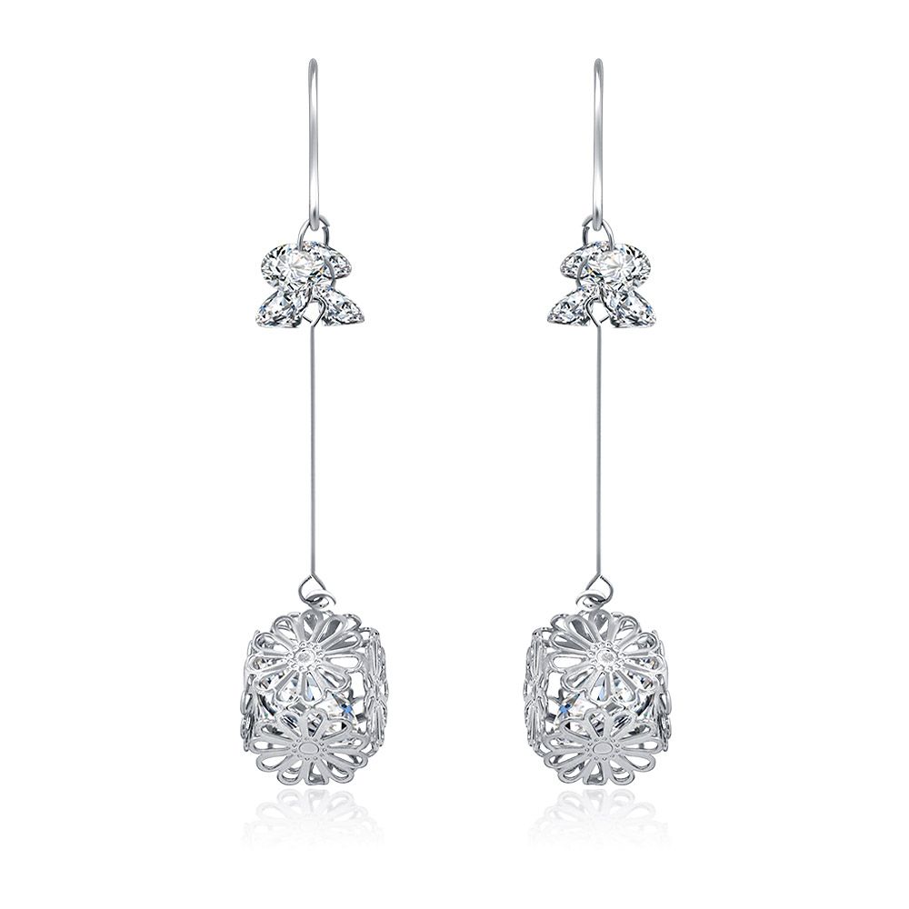 Un primer plano de los pendientes Daisy Drop de tono plateado con CZ, que muestra el intrincado diseño floral con piedras de circonio cúbico claras y un acabado pulido chapado en rodio.