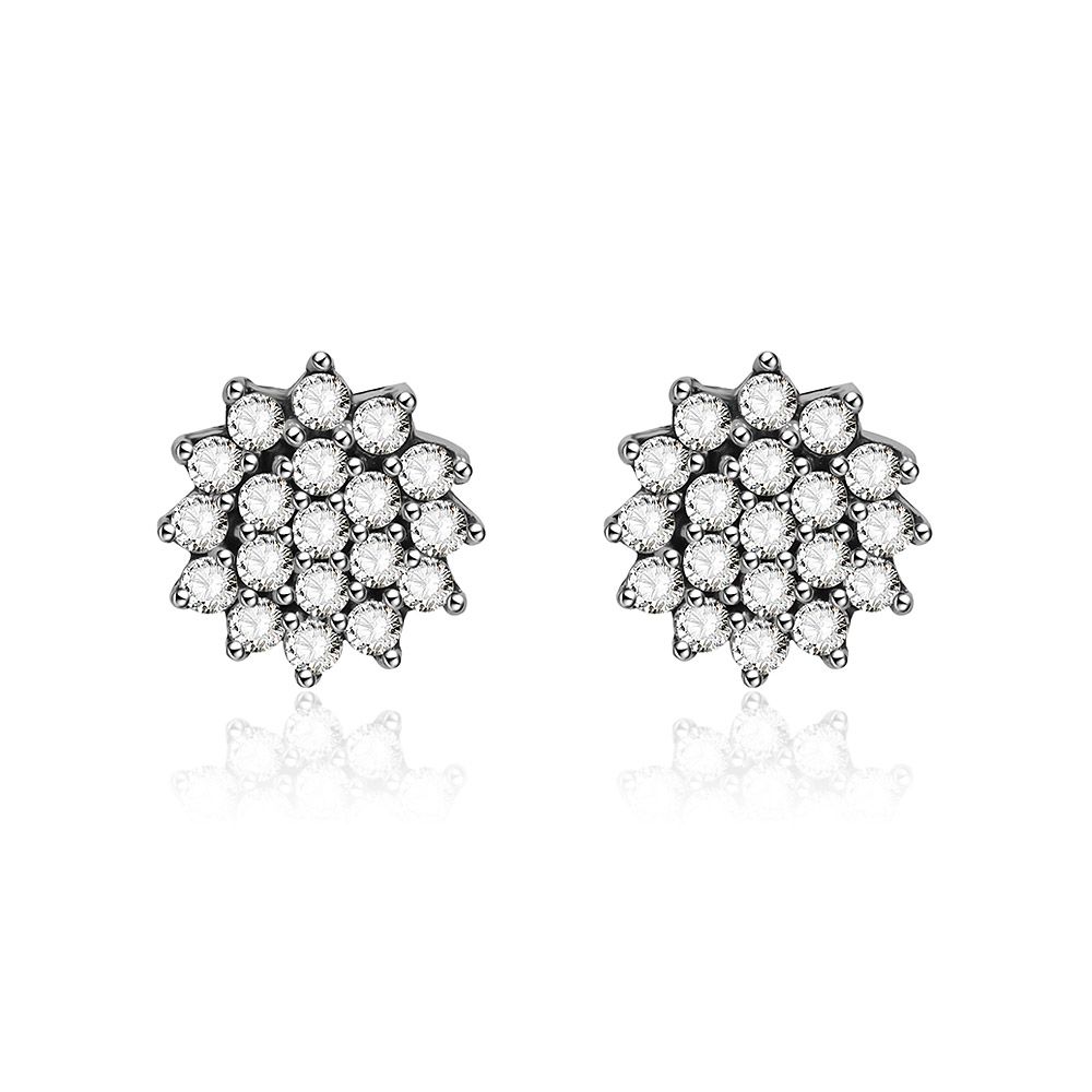 Een paar 925 sterling zilveren bloem stud oorbellen, ingewikkeld ontworpen met heldere kubieke zirconia stenen, weergegeven op een schone witte achtergrond.