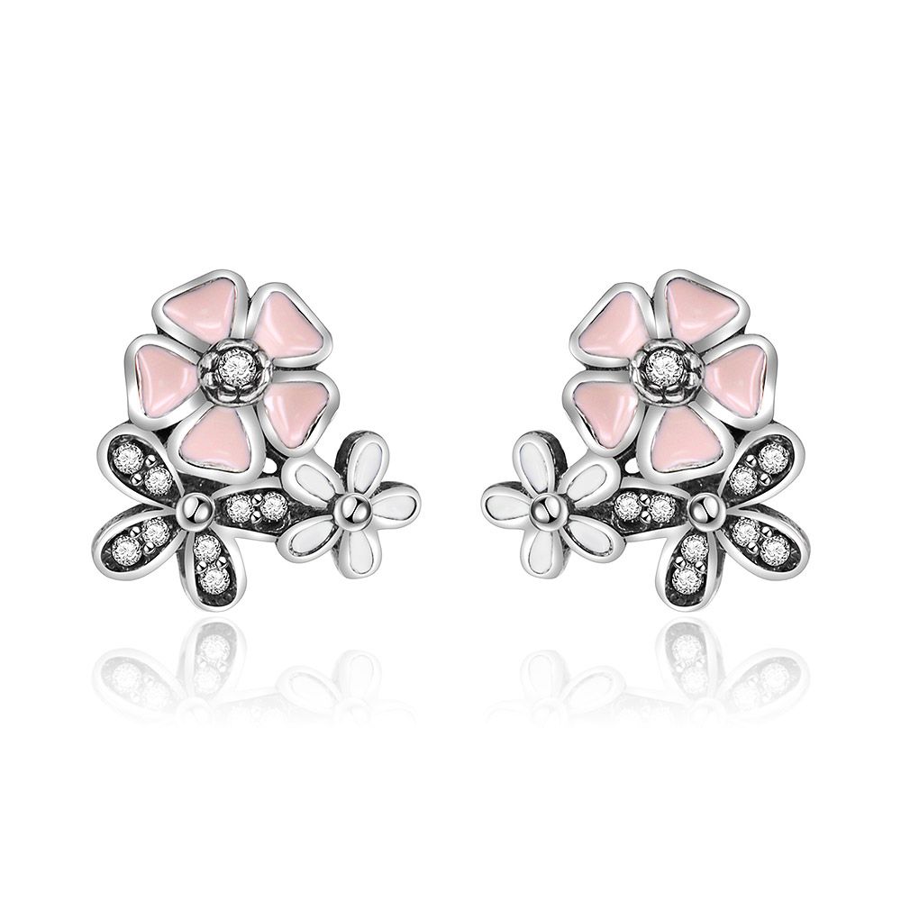 Een paar zilveren bloemenstuds met delicate witte en roze emaille, vervaardigd uit 925 sterling zilver en versierd met sprankelende cubic zirconia.
