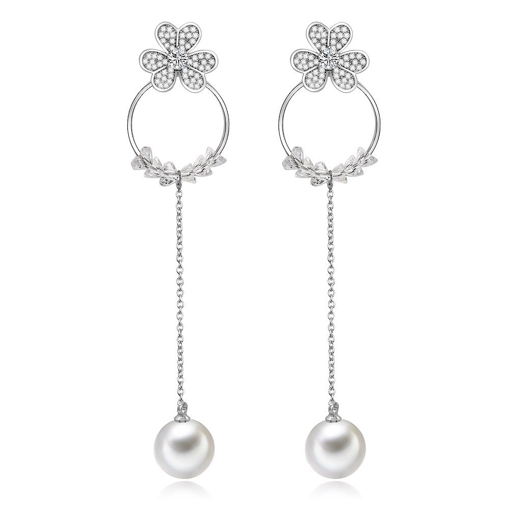 Un par de pendientes largos en forma de trébol con perla, que exhibe un detallado diseño floral y de hojas en plata acentuado con piedras de zirconia cúbica transparentes y una prominente perla blanca.