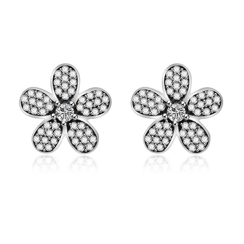 Una foto dettagliata in studio degli orecchini a bottone a forma di fiore antico, che mostra il design del fiore in argento sterling 925 con centri in zirconia cubica bianca brillante.