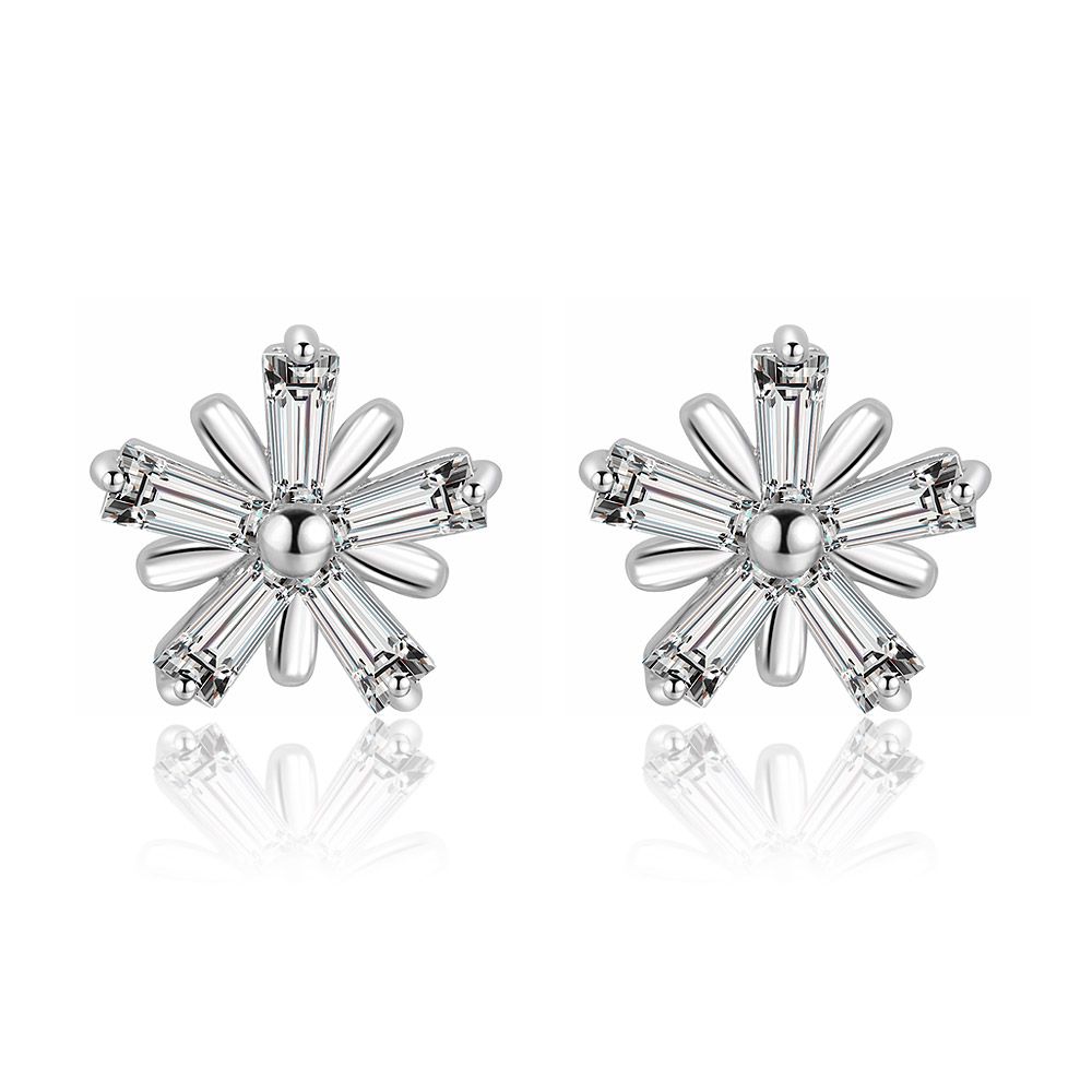 Orecchino Zirconia Snow Star con un design floreale a fiocco di neve con gemme di zirconia cubico chiaro su una base in ottone placcata rodio.