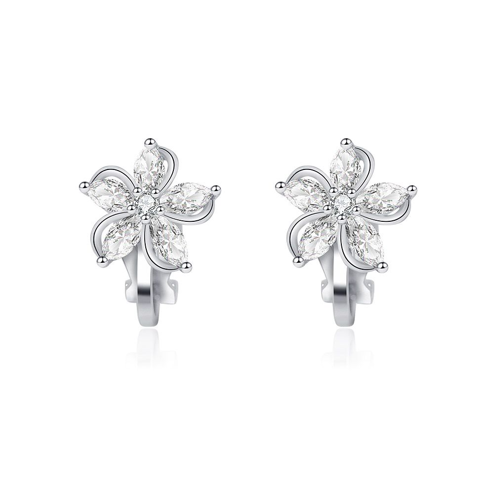 Une paire de boucles d'oreilles clip 5 Pétales en laiton plaqué rhodium, présentant un design floral étincelant avec des pierres en zircon cubique blanches.