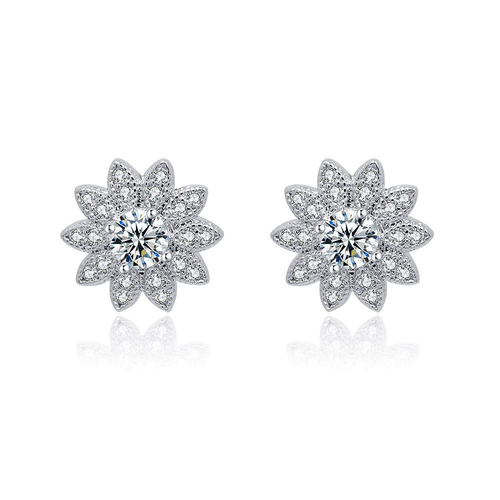 Un primo piano dell'orecchino a bottone in zirconia cubica a forma di girasole, che mostra il suo intricato design floreale in argento con una pietra centrale in zirconia cubica scintillante circondata da pietre più piccole.