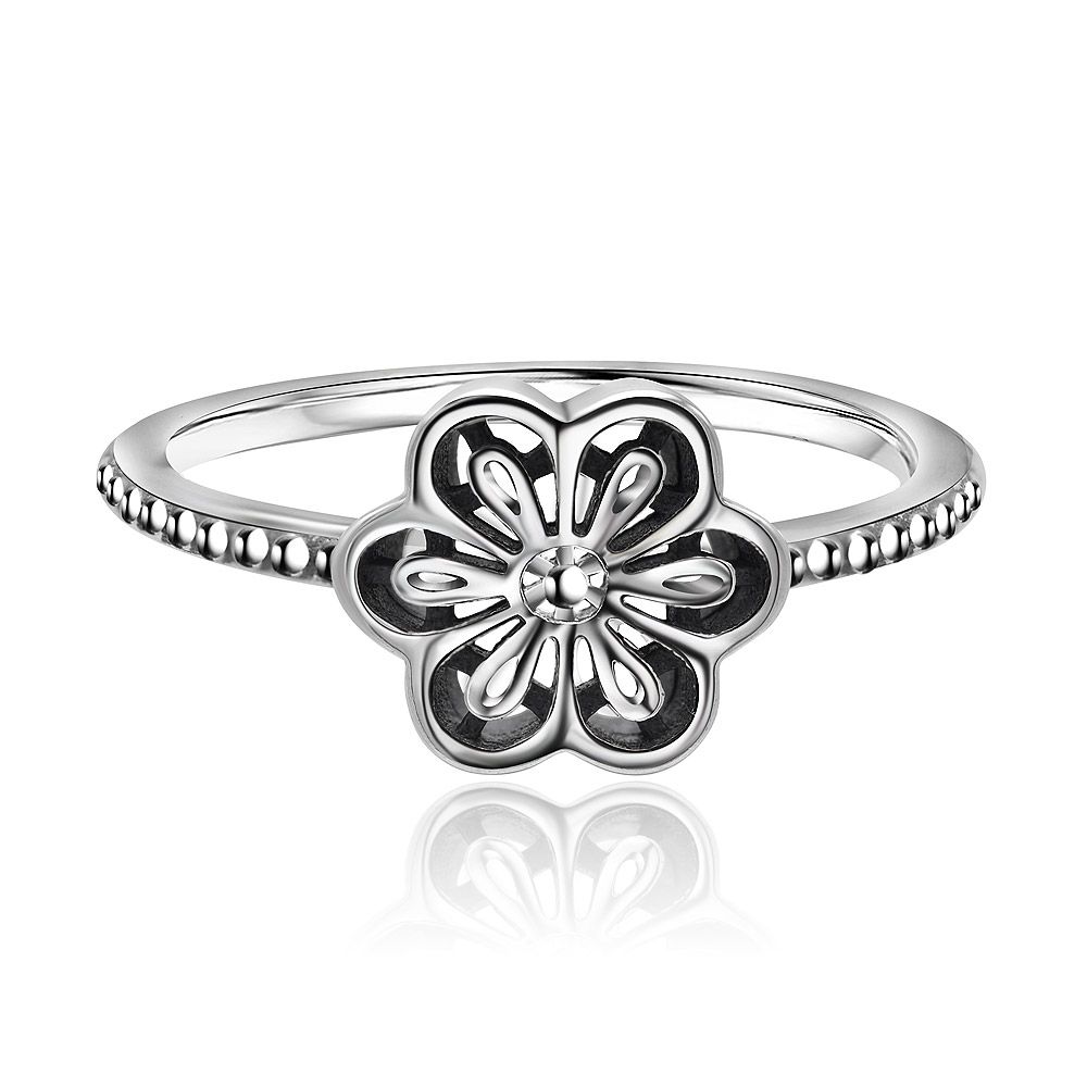 Vista frontal del anillo margarita deslumbrante S925, que muestra su intrincado diseño de flor elaborado en plata esterlina.