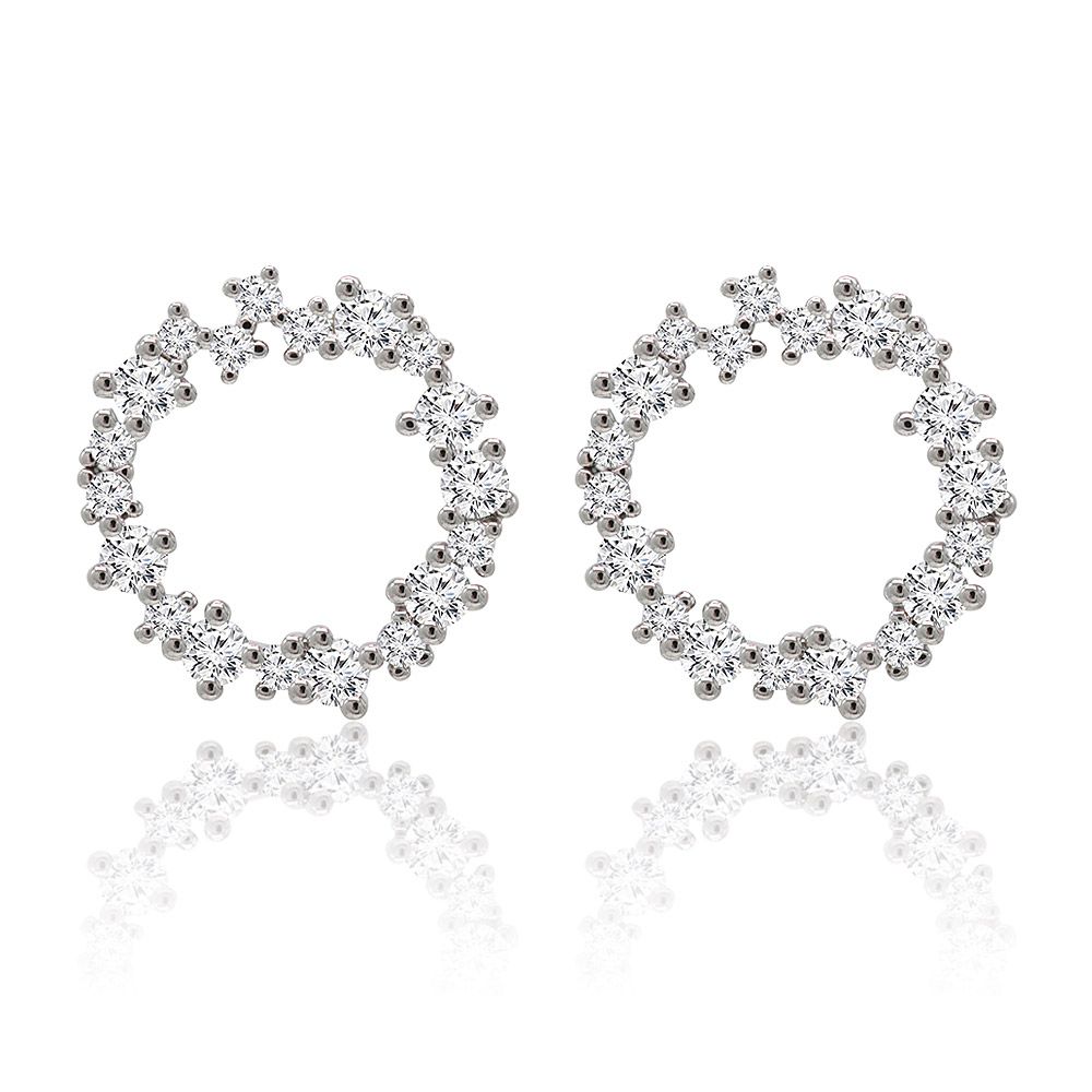 Une paire de boucles d'oreilles élégantes Circle Cluster Halo, fabriquées en métal argenté avec des pierres en zircon cubique transparentes étincelantes.