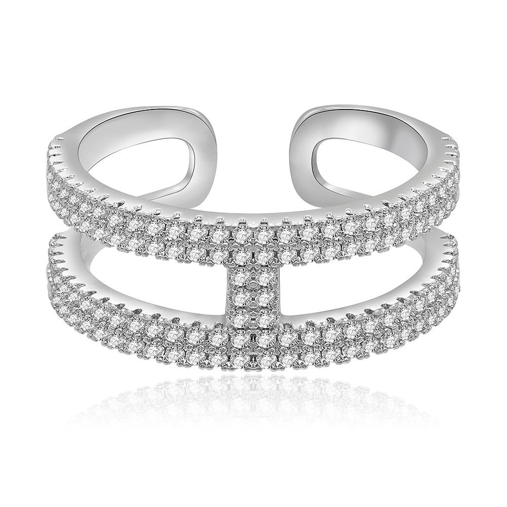Vue de face de la bague H Design Pave CZ, mettant en valeur son bandeau en laiton plaqué rhodium et ses pierres en zircon cubique serties en pavé.