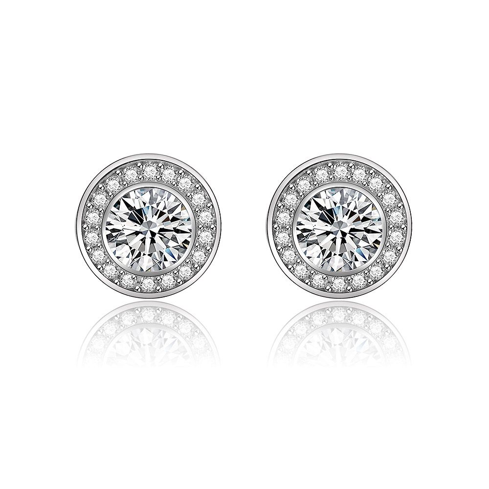 Primo piano degli orecchini a disco in zirconia bianca, che mostra il ottone placcato in rodio argentato e il design a halo in zirconia cubica a doppio strato.