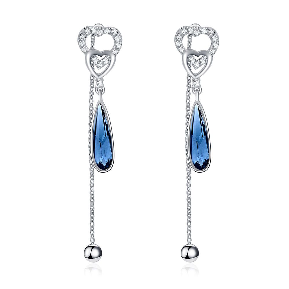 Een paar S925 sterling zilveren hartvormige dangle oorbellen met blauwe Swarovski druppel edelstenen en delicate hangende kettingen.
