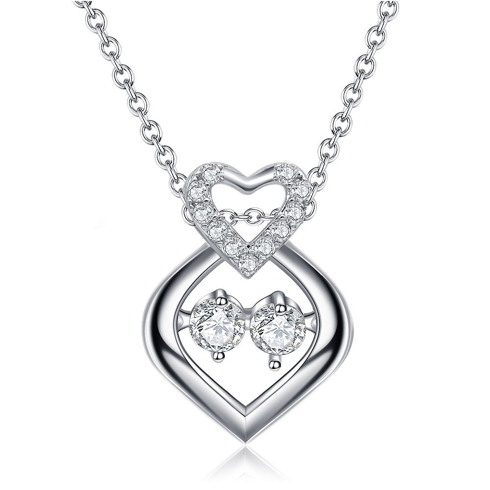Una splendida collana con pendente a forma di cuore in argento e orecchini a bottone abbinati della collezione di gioielli in Zirconia Cubica di JR Fashion Accessories, che mette in mostra la brillantezza delle pietre CZ.