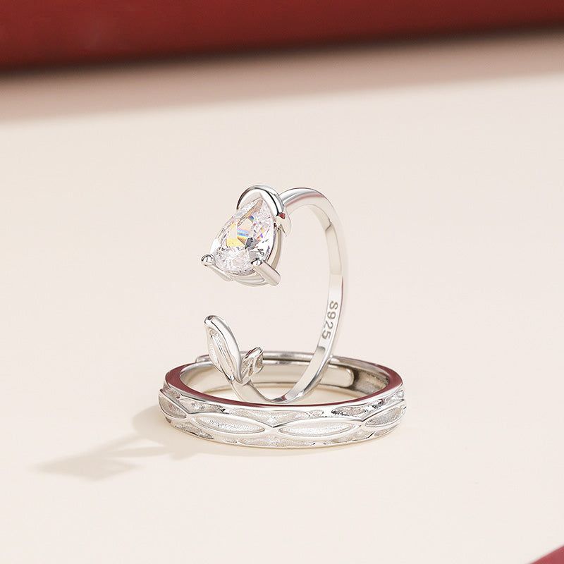 Un ensemble de bagues de promesse pour couples en argent sterling 925 magnifiquement détaillées, l'une présentant une pierre en forme de cœur et l'autre un design de bande complexe.