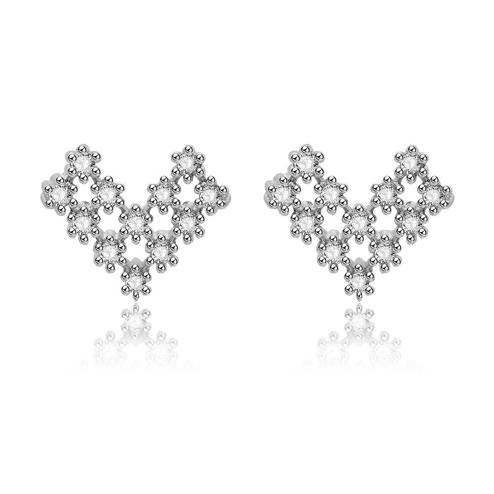 Une paire de boucles d'oreilles en argent en forme de cœur ornées de pierres en zircon cubique transparent scintillantes, sur un fond blanc.