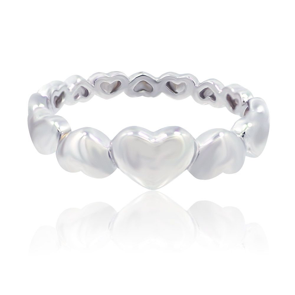 En närbild av Heart Band Ring, med en central hjärtformad pärla på en högblanka silverring, mot en ren vit bakgrund.