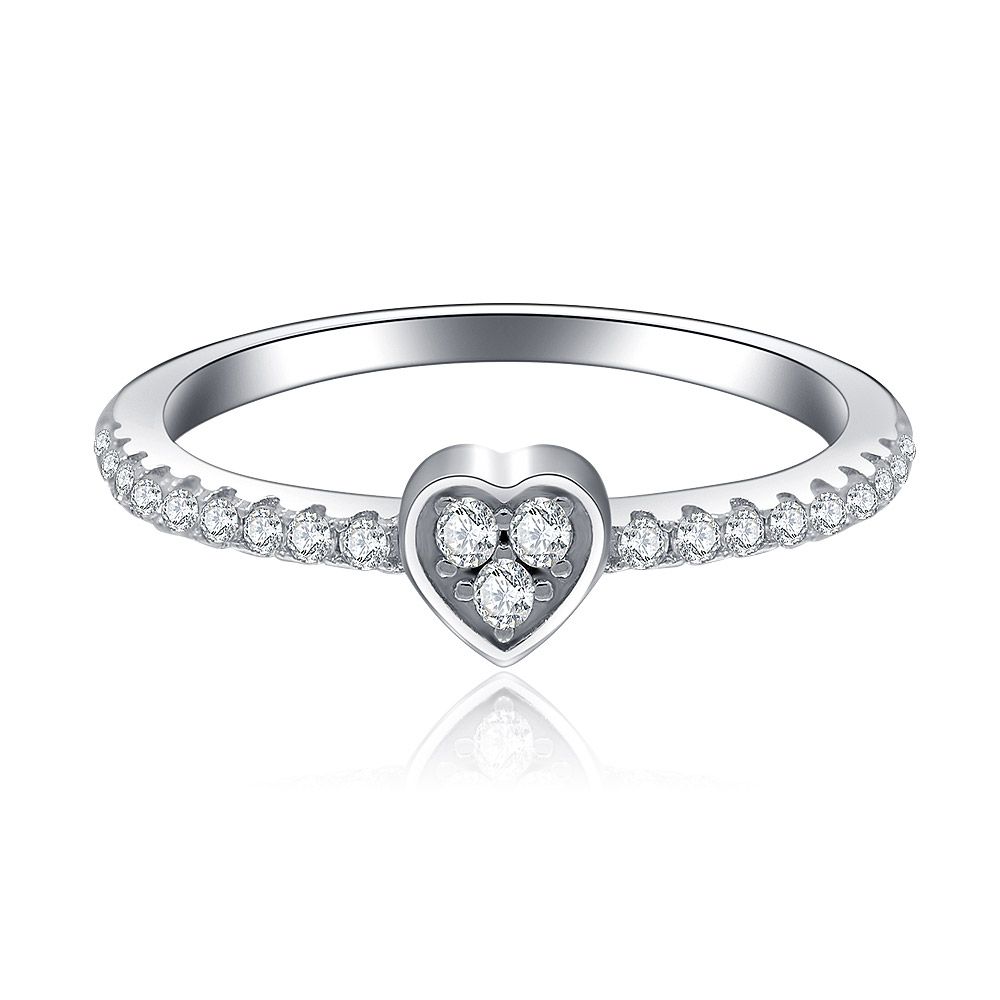 Un primer plano del Anillo de Corazón de Moda de Plata para Damas, mostrando su diseño en forma de corazón de plata esterlina adornado con piedras de circonita cúbica brillantes.