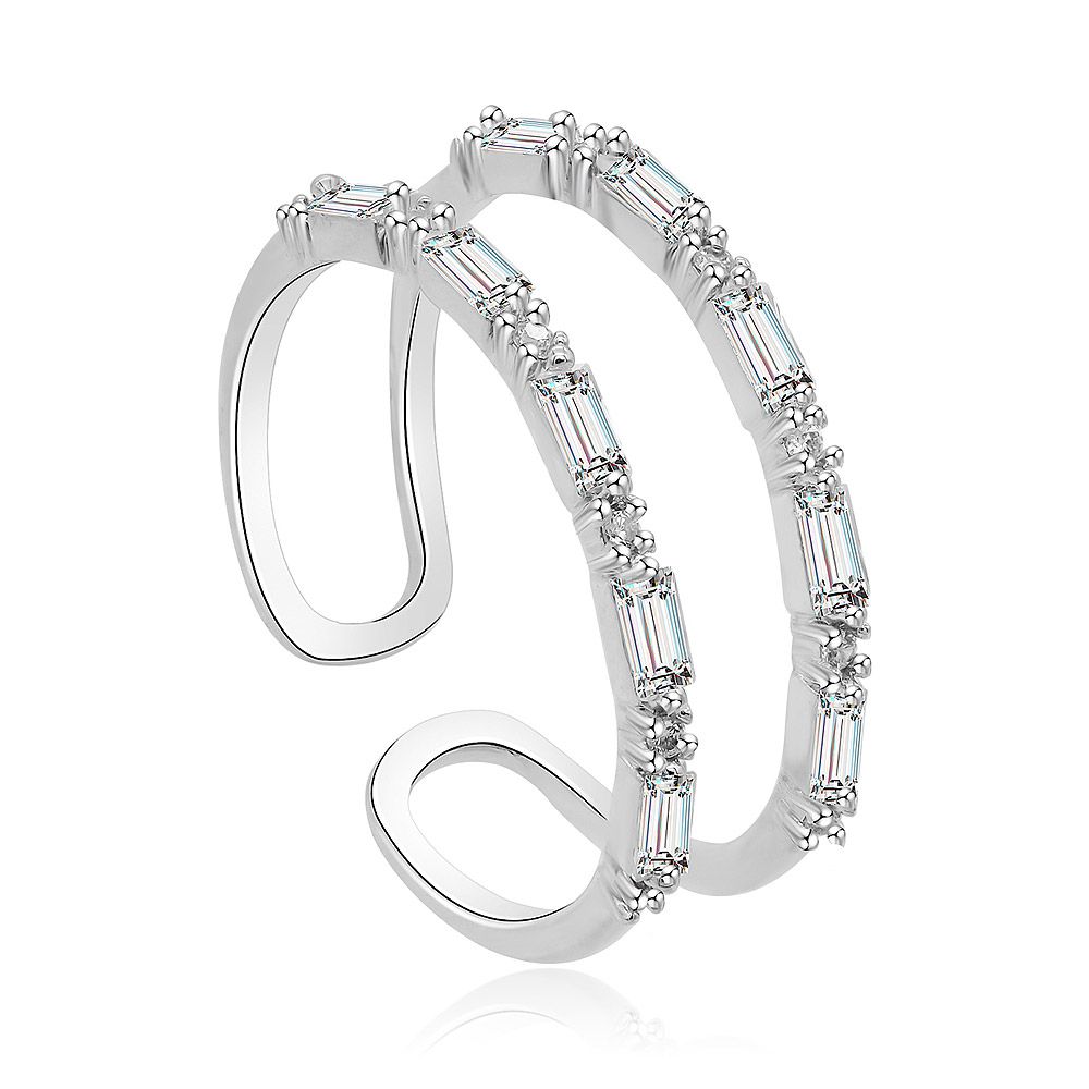 Ett fantastiskt smycke med briljanta baguetteskurna cubic zirconia, som visar upp den utsökta designen och gnistan som representerar den runda och baguette CZ Fashion Ring.