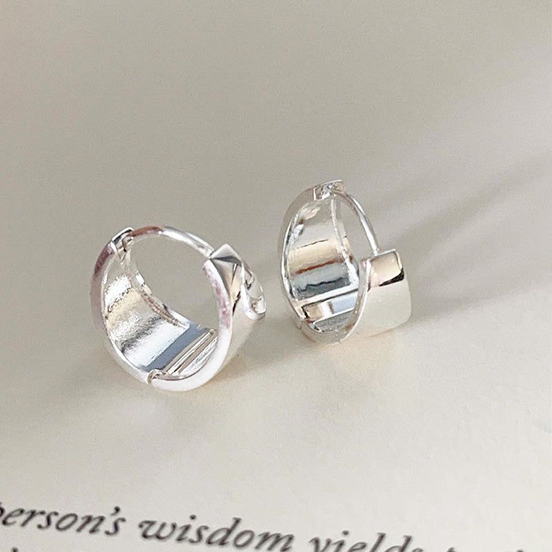 Una chiara immagine del prodotto degli Orecchini a Cerchio Larghi Piccoli in Argento Sterling 925 Lucidati, che mostrano il loro design classico e la finitura lucida.