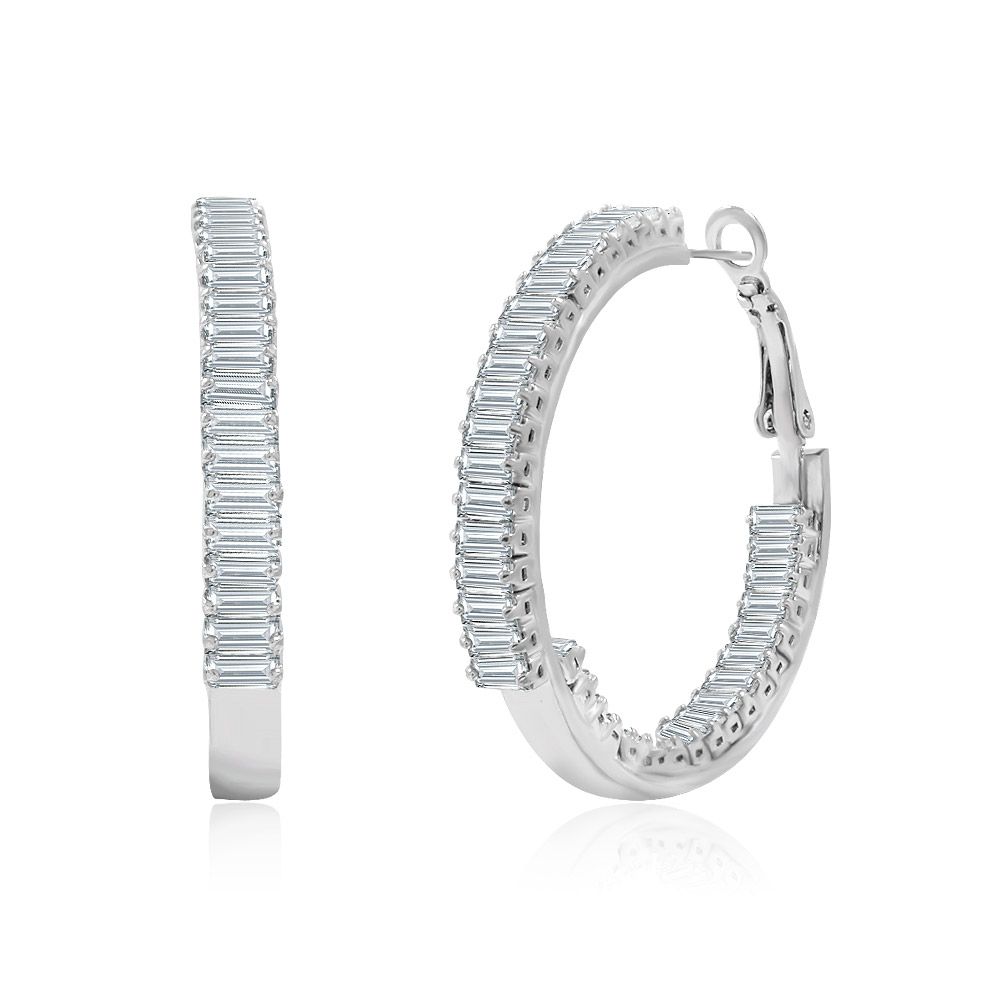 Un primer plano de los pendientes de aro grandes de CZ brillantes de 40 mm, mostrando el elegante metal plateado y dos filas de cúbicas de zirconia cortadas en baguette.