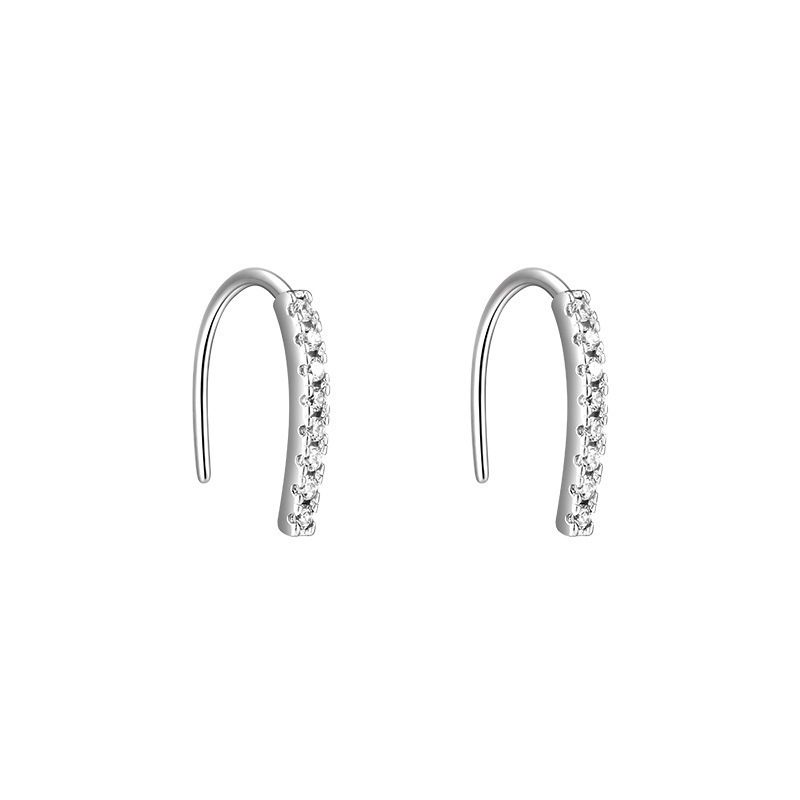 Set di 5 paia di orecchini a gancio in argento sterling 925 con gemme in zirconia cubica trasparente scintillante, esposti su uno sfondo bianco pulito.