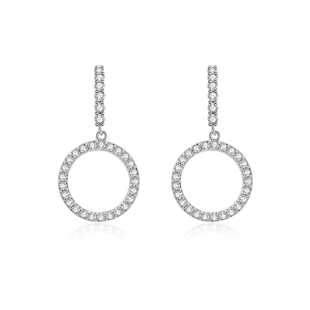 Un paio di orecchini a goccia Zirconia Circle Cluster, con un design a pendente circolare con gemme di zirconia cubica trasparente, realizzati in ottone placcato rodio.