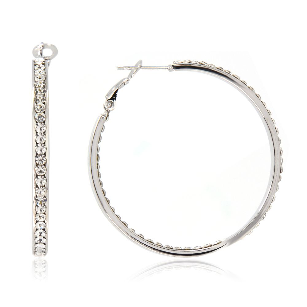 Une paire de grandes boucles d'oreilles créoles plaquées rhodium ornées de cristaux tchèques clairs étincelants, présentées sur un fond blanc propre.