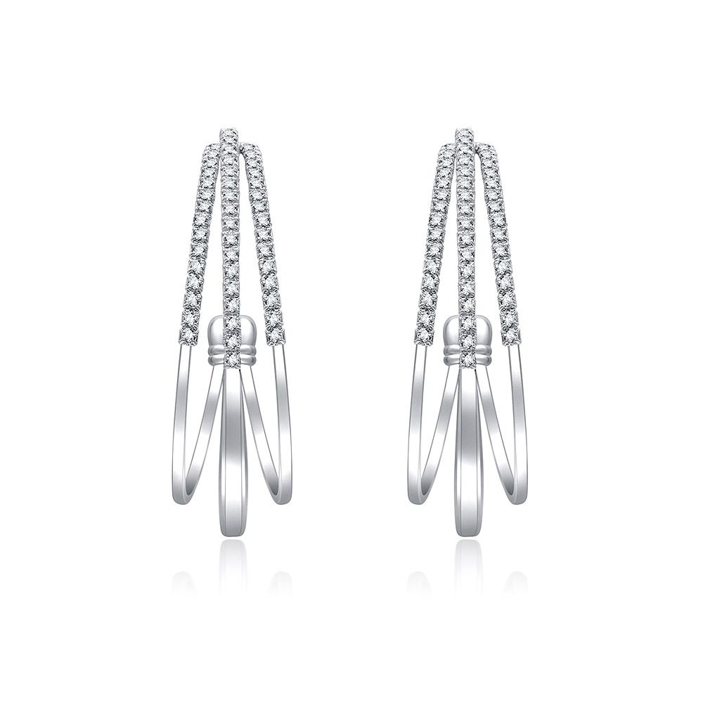 Un paio di orecchini a semi-cerchio a tripla fila realizzati in ottone color argento con placcatura in rodio, accentuati da scintillanti pietre di zirconia cubica.