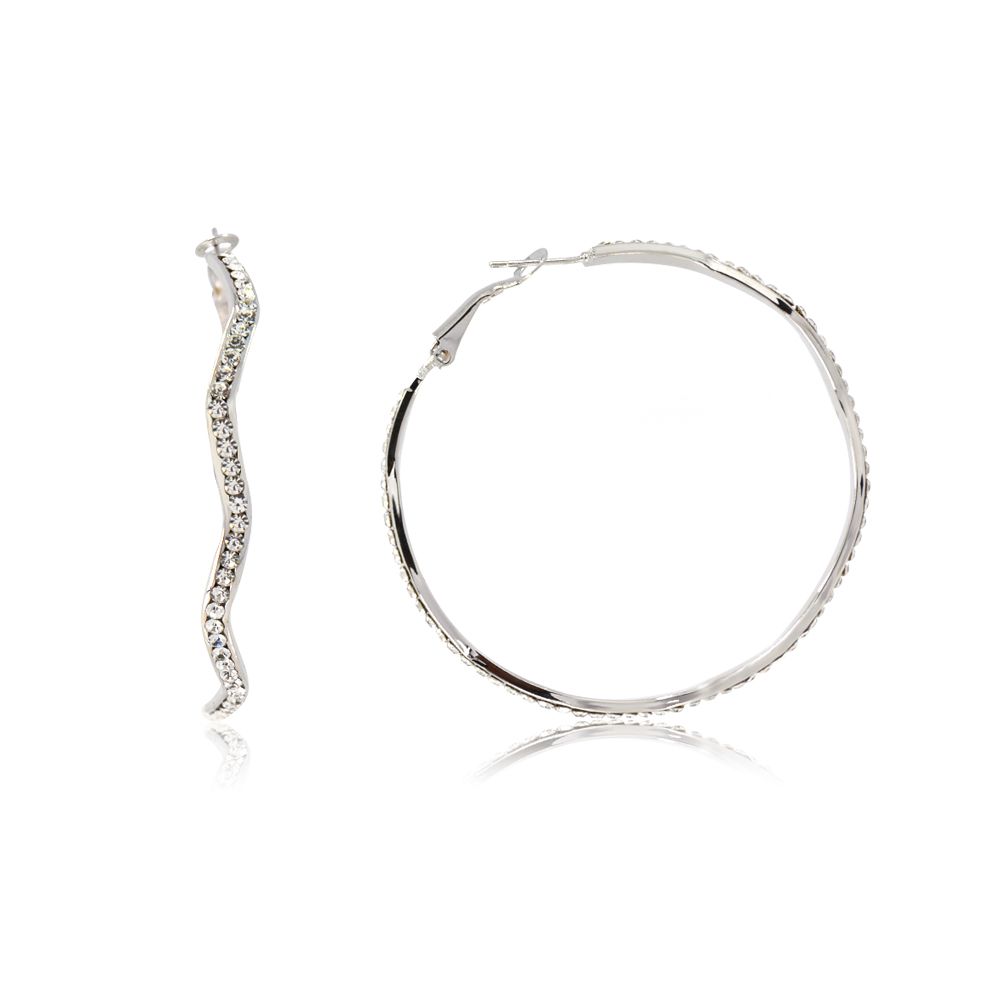 Une paire de boucles d'oreilles en cristal en rhodium élégantes avec un design en argent ondulé et des embellissements en cristal tchèque blanc étincelants.