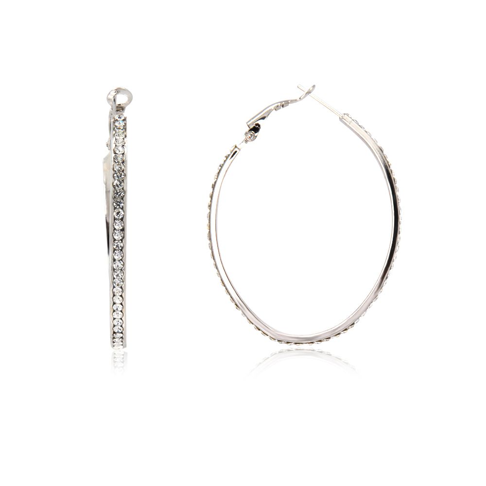 Une paire de boucles d'oreilles ovales en cristal rhodium élégantes, mettant en valeur l'agencement complexe de cristaux tchèques blancs étincelants sur une finition argentée polie.