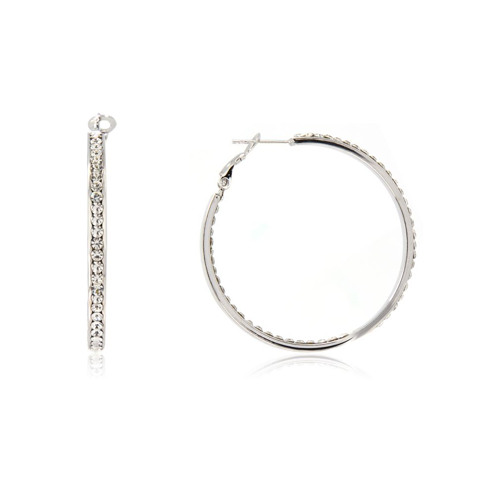 Une paire de boucles d'oreilles créoles plaquées rhodium avec une double rangée de cristaux tchèques blancs étincelants, présentée sur un fond blanc épuré.