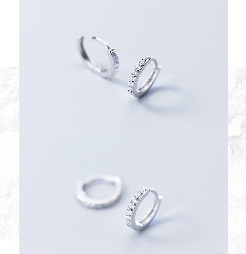 Una foto dettagliata in studio degli orecchini a cerchio in argento sterling 925 con zirconia cubica, modello JRSE-005, che mette in evidenza le brillanti gemme e la finitura in argento lucido.