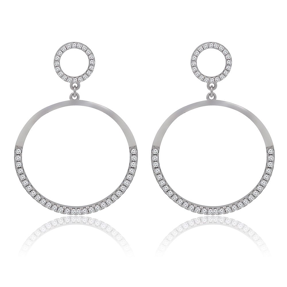 Une paire de boucles d'oreilles en argent sterling en forme de goutte ouverte arrondie avec des gouttes en zircon cubique scintillantes, présentées sur un fond blanc.