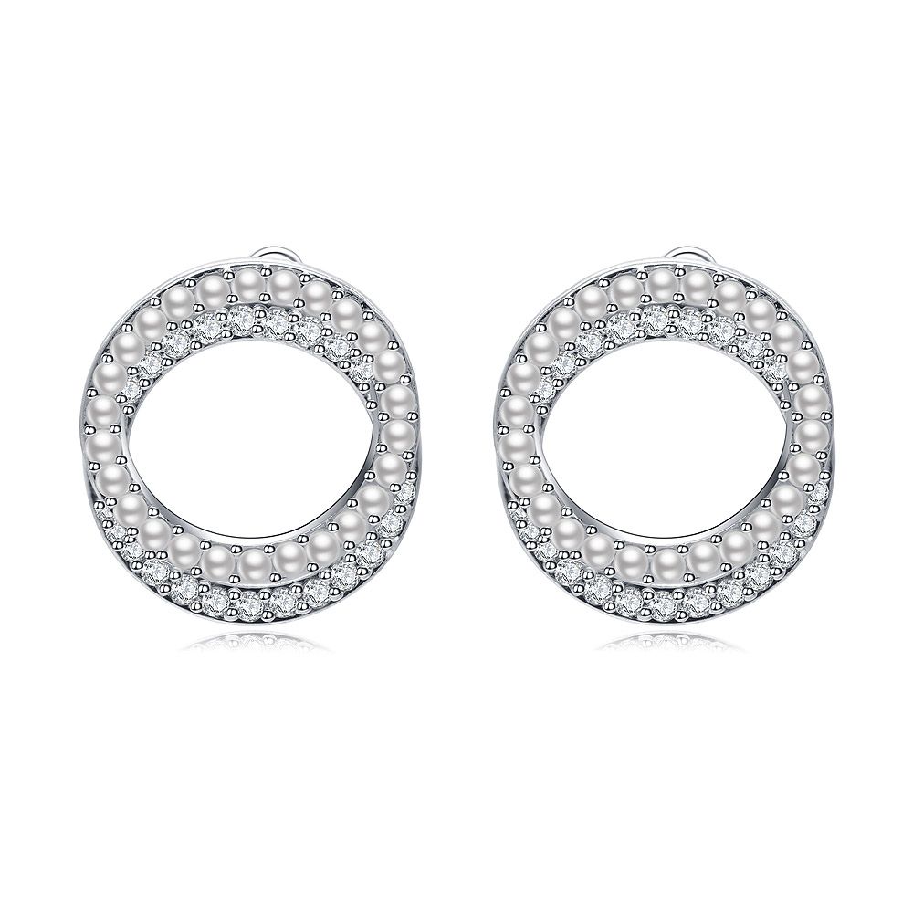 Boucles d'oreilles Double Circle Pearl CZ, une paire de clous en argent de style créole avec des embellissements en perles et en zircon cubique.