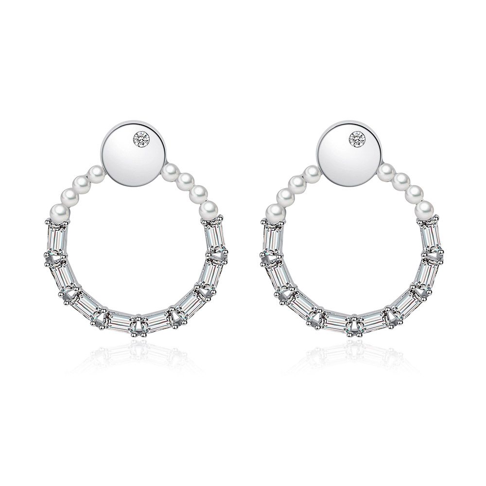 Boucles d'oreilles à tige CZ O polies avec un design moderne en argent avec des perles et des cristaux transparents, présenté sur un fond blanc.