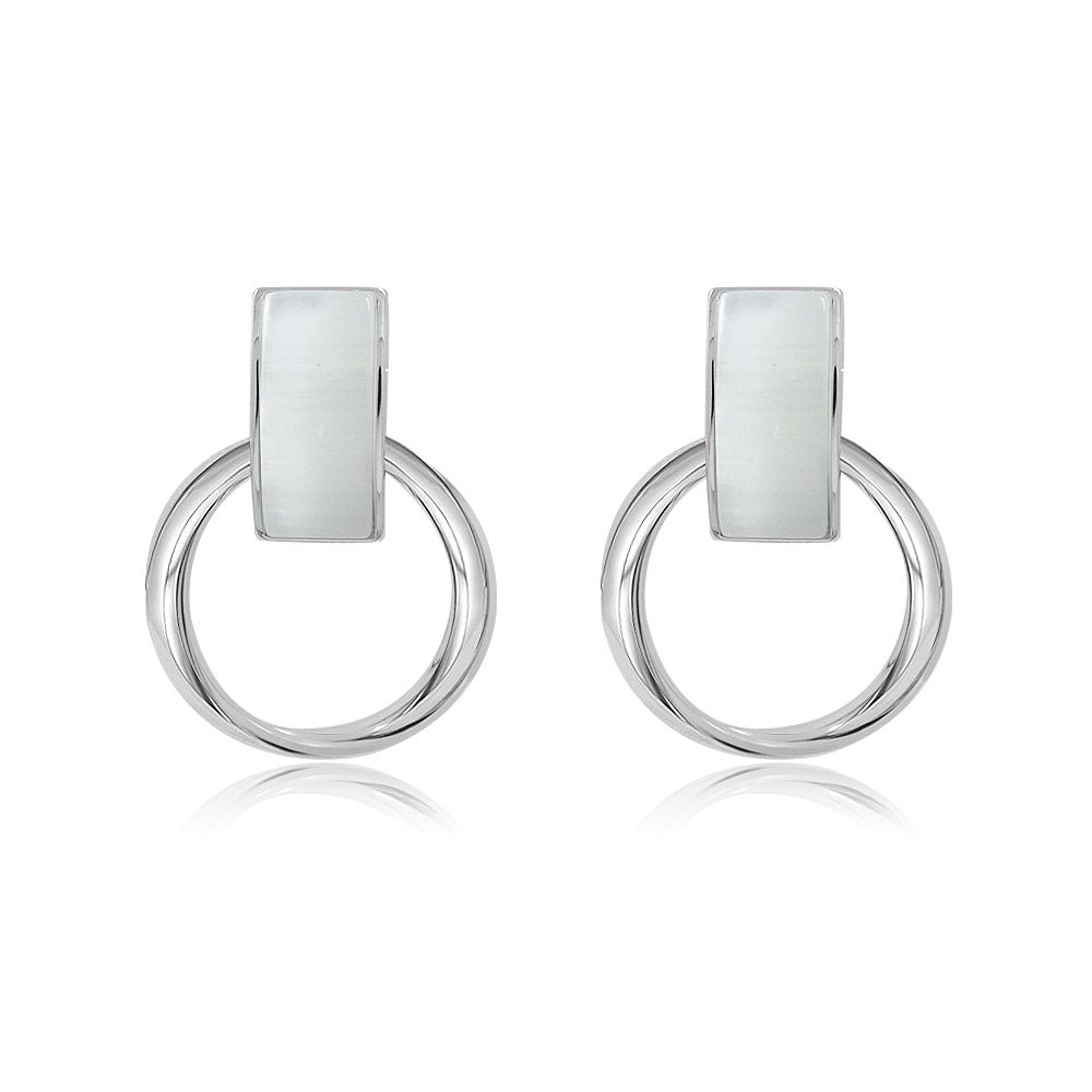 Une paire de boucles d'oreilles circulaires en œil de chat blanc accrocheuses, avec des anneaux en argent et des dessus rectangulaires, ainsi qu'une pierre en œil de chat blanc.