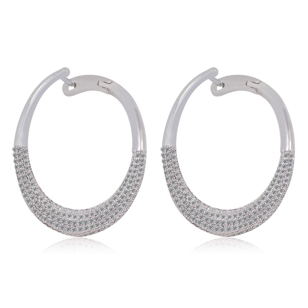 Un par de pendientes clásicos Hollywood Hoops en latón chapado en rodio, con una brillante fila de piedras de circonio cúbico blancas.